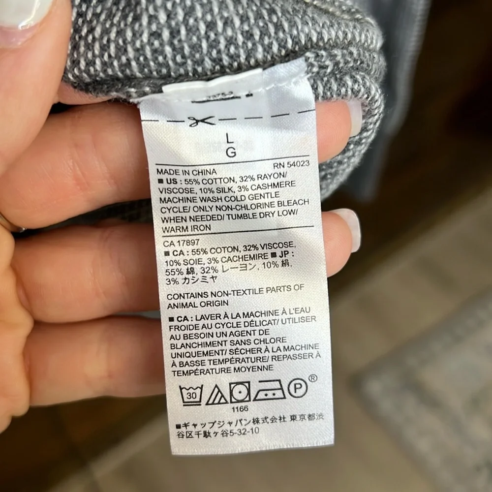Banana Republic Gray Crewneck Sweater-‎ L